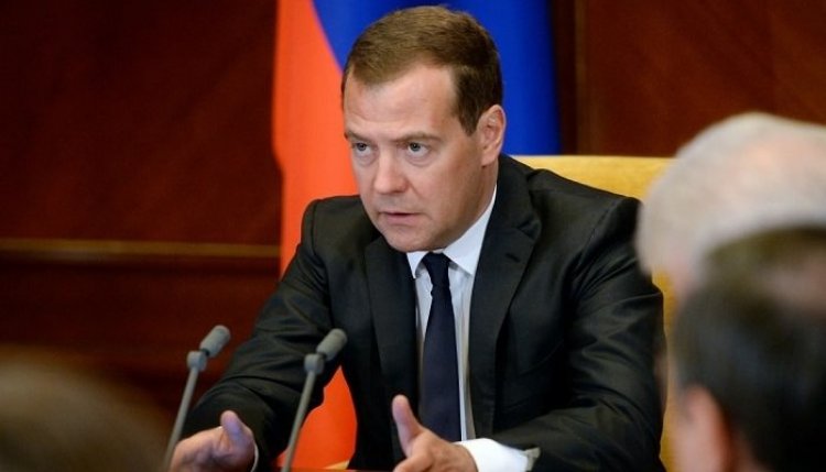 Медведев требует снизить давление на бизнес на 50%