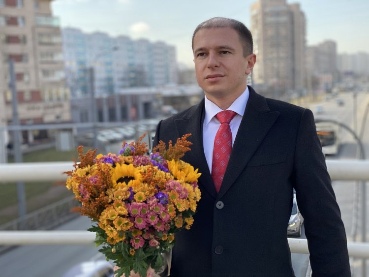 Депутат Госдумы Михаил Романов поздравил петербурженок с Международным женским днём