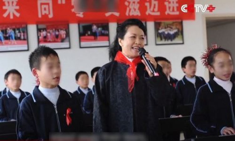 В День борьбы со СПИДОМ к учащимся с ВИЧ обратилась Пэн Лиюань