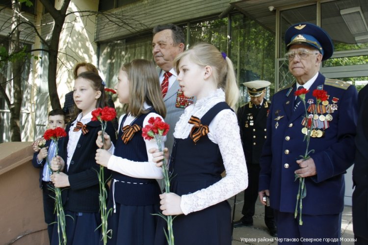 Ветераны Москвы встретились с Исааком Калиной и поблагодарили за развитие школьных музеев боевой славы