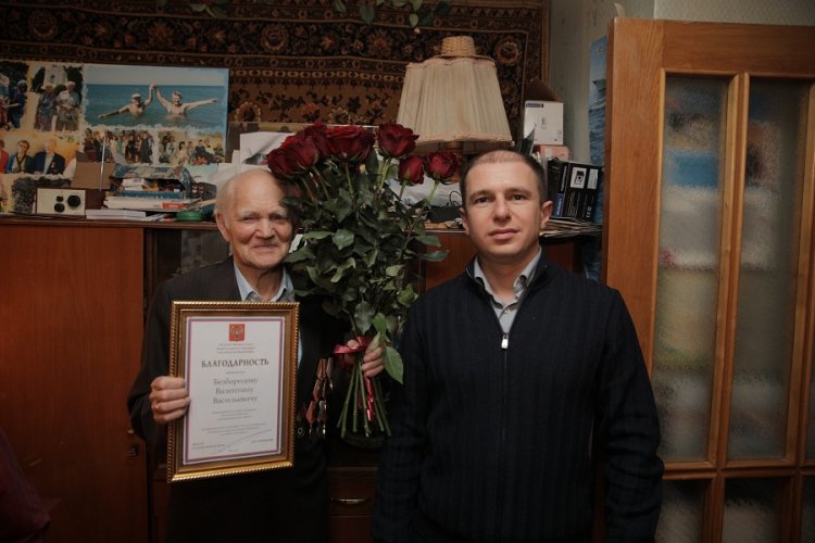 Михаил Романов поздравил с 90-летием председателя Совета ветеранов Средне-Невского судостроительного завода