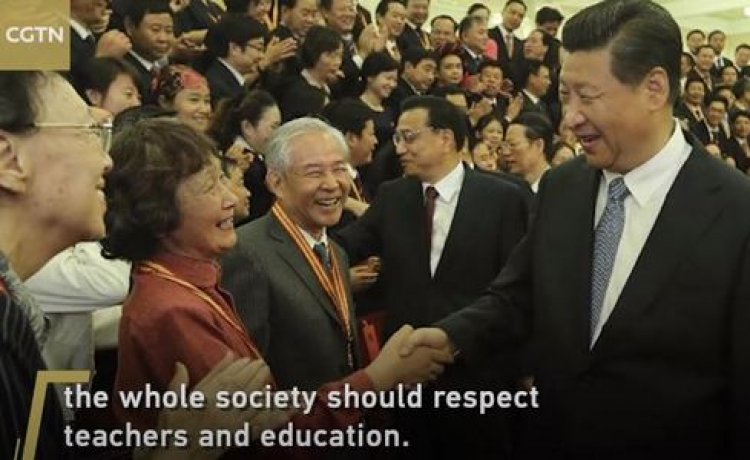 Си Цзиньпин призвал повысить политический, социальный и профессиональный статус учителя
