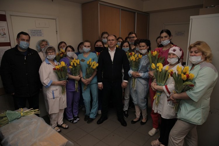 Михаил Романов поздравил врачей и медицинских сестер НИИ скорой помощи имени И.И. Джанелидзе с наступившим праздником весны