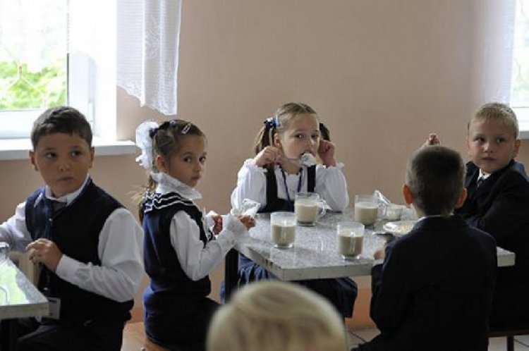 Представители фракции КПРФ в московской школе попробовали еду и поиграли роботами
