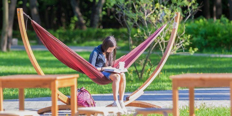 Третий год кряду в московских парках откроются летние читальни