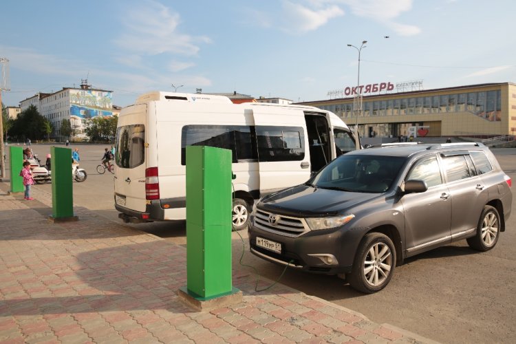 В Заполярном теперь можно подзарядить электромобиль на станции «Экодвор»